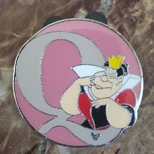 Disney Pin Hidden Mickey “Q” Collector Trading Pin 17 of 26 Alice in Wonderland